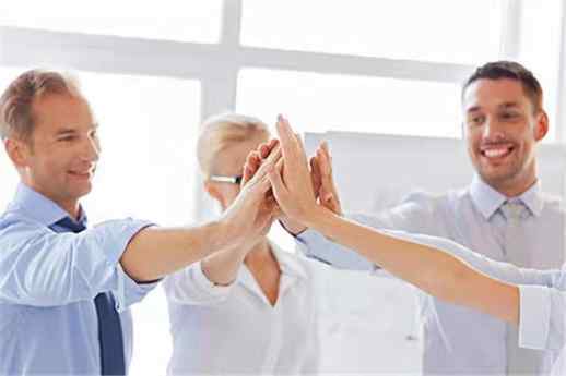 在家小本创业的优势：     1、蜂鸟在家创业项目，不需要进货发货、无需做售后服务；有平台专属的推广海报和链接，独立后台  ，运作管理轻松简单。